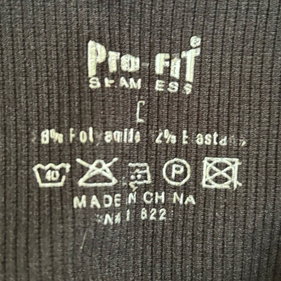 Cropped Tank Top 2 Pack (Pro-Fit Seamless) Worn few times, in great condition! - Picture 3 of 6